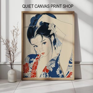 Könnte beinhalten: Gerahmter Kunstdruck mit einer Frau in einem Kimono. Die Illustration zeigt eine Frau mit dunkelblauem Haar und einem rot-blauen Blumenkimono. Der Text "QUIET CANVAS PRINT SHOP" befindet sich oben.