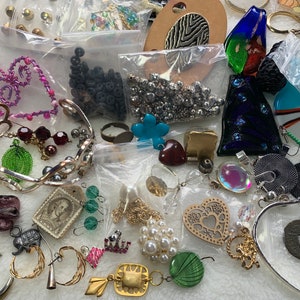 Mixed lot of various costume jewelry and destash