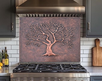 Painel de parede para cozinha em cobre martelado à mão com o desenho da Árvore da Vida, ideal para decorar atrás do fogão.