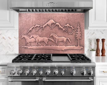 Salpicadero de cobre martillado a mano con caballos, panel de pared de cocina con paisaje de montaña