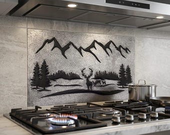 Familia de ciervos y paisaje natural, arte mural de vida silvestre con montañas y escena forestal.