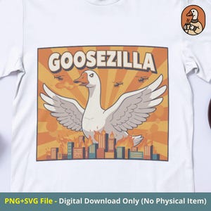 Puede incluir: Camiseta blanca con un gráfico humorístico de "GOOSEZILLA". El diseño muestra un ganso con las alas extendidas, una ciudad en llamas y helicópteros, en un estilo retro. El texto "PNG+SVG File - Digital Download Only (No Physical Item)" está en la parte inferior.
