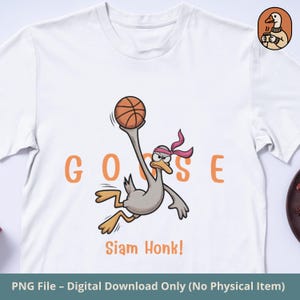 Può includere: T-shirt bianca con un'oca dei cartoni animati che gioca a basket. L'oca è grigia con una fascia rosa e tiene in mano un pallone da basket arancione. La parola "GOOSE" è stampata in arancione e il testo "Siam Honk!" è sotto.