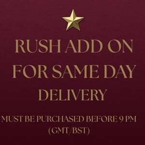 Può includere: Uno sfondo bordeaux con testo dorato e una stella dorata. Il testo recita "RUSH ADD ON FOR SAME DAY DELIVERY" e "MUST BE PURCHASED BEFORE 9 PM (GMT/BST)".