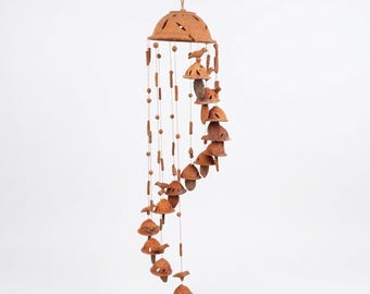 Campanillas de viento de terracota hechas a mano con motivos de pájaros – Campanas de arcilla rústica