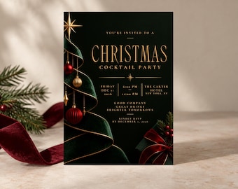 Puede incluir: Una tarjeta de invitación para una fiesta de cóctel navideña en verde oscuro con un árbol de Navidad de cinta de terciopelo y adornos rojos y dorados. El texto dice: YOU'RE INVITED TO A CHRISTMAS COCKTAIL PARTY, FRIDAY DEC 11 2026, 6:00 PM - 11:00 PM, THE CARTER HOTEL NEW YORK, NY.