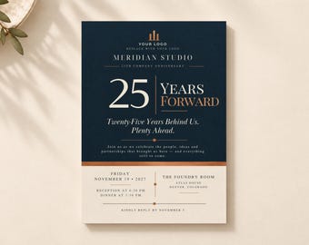 Puede incluir: Una tarjeta de invitación rectangular con una sección superior azul marino oscuro con texto dorado que dice 25 YEARS FORWARD y MERIDIAN STUDIO, y una sección inferior color crema con detalles del evento para el viernes 19 de noviembre de 2027.