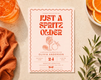 Puede incluir: Una tarjeta de invitación de cumpleaños rectangular con un borde naranja festoneado sobre un fondo claro. El texto dice: "PLEASE JOIN US FOR AN JUST A SPRITZ OLDER A BIRTHDAY CELEBRATION FOR OLIVIA ANDERSON SATURDAY JUNE 24 6:00 PM 2026 ROOFTOP APERITIVO 1234 SUNSET BOULEVARD, NEW YORK, NY RSVP TO 212.555.1234 BY JUNE 10TH". Incluye una ilustración lineal de una copa de cóctel y frutas cítricas.