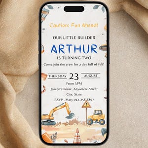 Puede incluir: Invitación digital en la pantalla de un smartphone. La invitación dice "¡Atención: Diversión por delante!" y anuncia "Arthur cumple dos años". Incluye ilustraciones con temática de construcción, como una excavadora y un camión volquete. La fecha es el 23 de agosto.