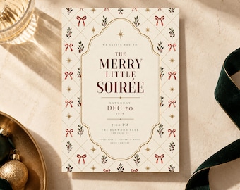 Puede incluir: Una tarjeta de invitación rectangular con fondo crema, patrón de cuadrícula en rombos dorados, lazos rojos y ramas verdes. El texto dice: WE INVITE YOU TO THE MERRY LITTLE SOIRÉE SATURDAY DEC 20 2025 7:00 PM THE ELMWOOD CLUB NEW YORK, NY COCKTAILS DINNER MUSIC GOOD COMPANY.