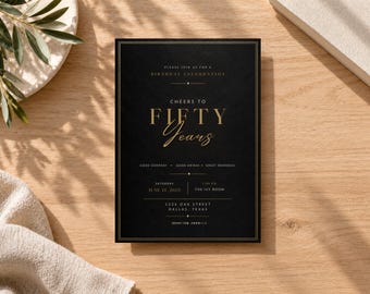 Puede incluir: Una tarjeta de invitación de cumpleaños rectangular negra con texto dorado que dice: Please join us for a birthday celebration, Cheers to Fifty Years, Good company, good drinks, great memories, Saturday June 21, 2025, 7:00 PM, The Ivy Room, 1234 Oak Street, Dallas, Texas.
