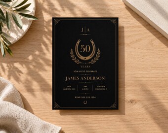 Puede incluir: Una tarjeta de invitación rectangular negra con texto y gráficos dorados. El diseño incluye un icono de herradura que rodea el número 50, el nombre James Anderson y los detalles del evento, incluyendo fecha, hora, ubicación y número de teléfono.