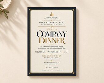 Puede incluir: Una tarjeta de invitación rectangular con fondo crema y borde azul marino oscuro. El texto dice: Annual Company Dinner, Thursday November 19 2026, The Drawing Room, The Beaumont Hotel New York City, Cocktails at 6:30 PM, Dinner at 7:30 PM.