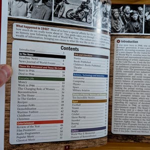 K&ouml;nnte beinhalten: Eine gedruckte Buchseite mit dem Titel Contents, die eine Liste von Kapiteln &uuml;ber das Jahr 1946 enth&auml;lt. Der Text ist in Abschnitte unterteilt, darunter In The News, Everyday Life, Entertainment, Arts and Literature, Science, Technology and Innovation und Sport.