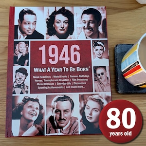 Puede incluir: Un libro titulado "1946 What a Year to Be Born" con imágenes de celebridades vintage. Un botón rojo muestra "80 años". El libro detalla titulares de noticias, eventos mundiales y otros eventos históricos de 1946.