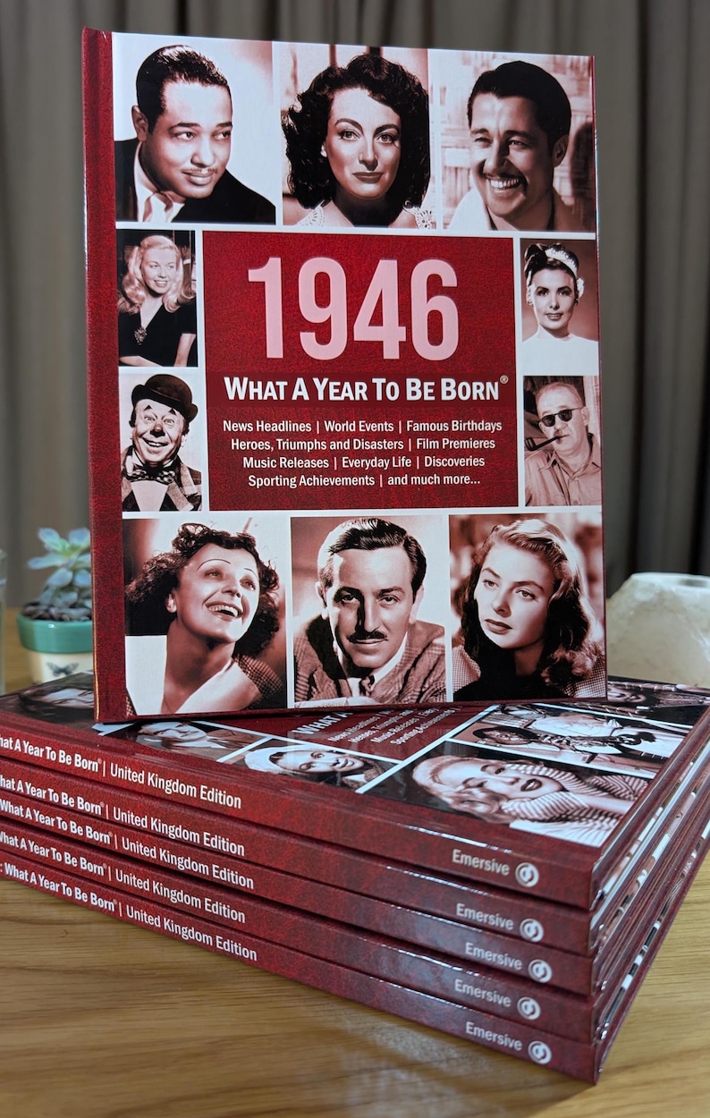 K&ouml;nnte beinhalten: Ein gebundenes Buch mit dem Titel 1946 What A Year To Be Born, das auf dem Einband eine Collage aus schwarz-wei&szlig;en Prominentenportr&auml;ts zeigt. Der Text listet historische Kategorien auf, darunter News Headlines, World Events und Famous Birthdays. Ein Stapel identischer B&uuml;cher ist darunter zu sehen.