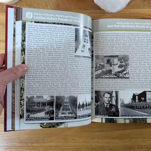 K&ouml;nnte beinhalten: Ein aufgeschlagenes Geschichtsbuch mit zwei Seiten voller Schwarz-Wei&szlig;-Fotos und Text. Die linke Seite tr&auml;gt den Titel Stories of Heroes, Horrors and Disasters London Victory Parade of 1946, die rechte Seite New York City Victory Parade of 1946.