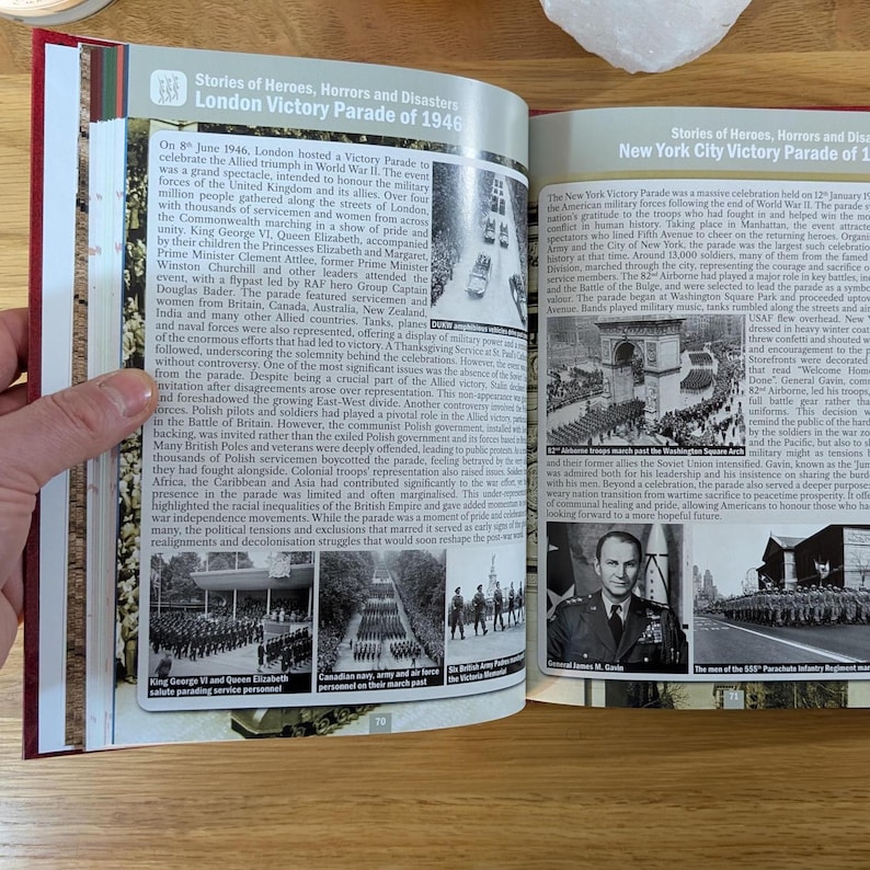K&ouml;nnte beinhalten: Ein aufgeschlagenes Geschichtsbuch mit zwei Seiten voller Schwarz-Wei&szlig;-Fotos und Text. Die linke Seite tr&auml;gt den Titel Stories of Heroes, Horrors and Disasters London Victory Parade of 1946, die rechte Seite New York City Victory Parade of 1946.