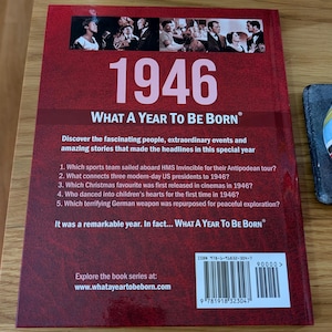 K&ouml;nnte beinhalten: Ein rotes gebundenes Buch mit dem Titel 1946 What A Year To Be Born. Die R&uuml;ckseite zeigt eine Collage aus historischen Schwarz-Wei&szlig;-Fotos, eine Liste mit f&uuml;nf Quizfragen, einen kurzen Text und einen Barcode mit ISBN 978-1-91832-304-7.