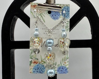 Handmade Silber Halskette und Ohrringe Set Blau und Herz Perlen | Erlös unterstützt die psychische Gesundheit