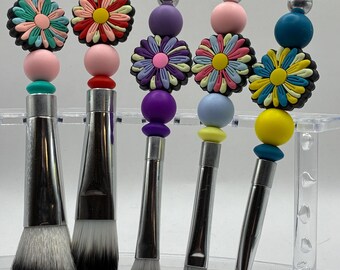 Handgefertigt / Perlen 5-teiliges Frühlings Themed Silber Make-Up Pinsel Set mit Daisy Focal Perlen | Erlös unterstützt die psychische Gesundheit