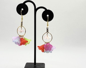 Handgemachte Multicolor Regenbogen Pride Kleine Glocke Blumen Creolen in Gold | Psychische Gesundheit unterstützen