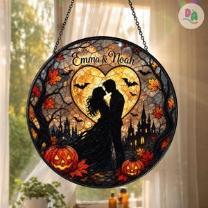 Personlig Halloween-solfångare för par i målat glas, gotisk slottsfönsterhänge, anpassad namnglasprydnad, romantisk dekor, par