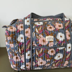 Gesteppte Wickeltasche oder Reisetasche aus bedruckter Baumwolle, Wochenendtasche für Damen aus dunkelblau-rosa geblümtem Stoff, handgefertigt