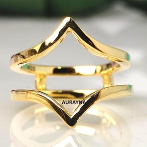 Realzador de anillo Chevron, protector de anillo minimalista en forma de V, revestimiento de anillo envolvente en oro vermeil de 18 quilates, alianza apilable, regalo de aniversario de boda