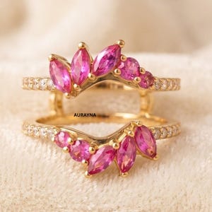 1/8 karat rosa safir ringförstärkare, september födelsesten ringskydd, patiens ringförstärkare stapelband, omlott ringjacka jubileumspresent