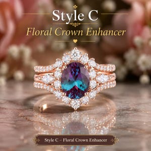 Könnte beinhalten: Ein Ring aus Roségold mit einem zentralen, oval geschliffenen, farbwechselnden Stein, umgeben von einem Kranz aus kleinen runden weißen Steinen. Die Ringschiene ist mit weiteren weißen Steinen besetzt. Text Style C Floral Crown Enhancer.