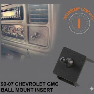 Puede incluir: Inserto de montaje de bola negro para vehículos Chevrolet GMC 99-07. El inserto presenta una base cuadrada texturizada con una rótula. La imagen muestra el salpicadero de un vehículo con el soporte instalado.