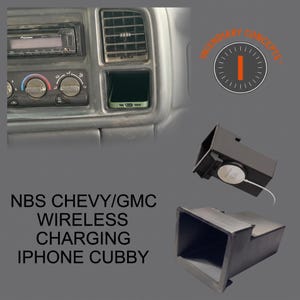 Puede incluir: Un compartimento de carga inalámbrica de plástico negro para vehículos NBS Chevy y GMC. La unidad cuenta con un espacio de almacenamiento cuadrado con un cargador inalámbrico circular integrado en el exterior. Texto: NBS CHEVY/GMC WIRELESS CHARGING IPHONE CUBBY.