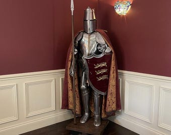 Mittelalterliche Ritterstatue mit rotem Umhang und Löwenschild, englische heraldische tragbare Rüstung, Burgritterskulptur, mittelalterliches Wohndekor