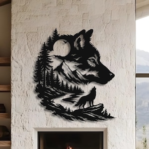Könnte beinhalten: Schwarze Metall-Wandkunst, die das Profil eines Wolfes mit einem heulenden Wolf, Bergen und Bäumen darstellt. Das Kunstwerk ist an einer weißen, strukturierten Wand über einem Kamin angebracht.