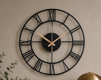 Reloj de pared grande de metal con números romanos y diseño moderno, mecanismo silencioso.