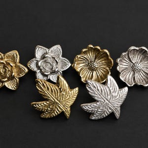Tirador de armario floral hecho a mano, tirador de cajón de latón y plata con forma de flor, tirador botánico