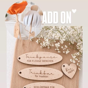 Könnte beinhalten: Dekorative Holzschilder mit graviertem Text, darunter "Trinkpause", "Trinkbar", "Schlürfbar" und "Blumenliebe". Herzförmige und ovale Schilder werden auf einem Holzbrett mit den Worten "Bee Happy", "Mit Liebe Für Dich" und "Garten Glück" angezeigt.