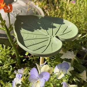 Abbeveratoio per insetti "Leafy" a forma di foglia, inclusa licenza commerciale STL 3MF – Abbeveratoio per api da giardino, file di stampa 3D con supporto per bastoncini di legno da 8 mm e 10 mm