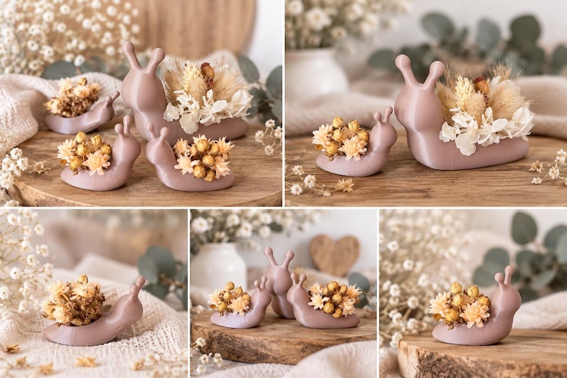 Op de afbeelding: Een collectie gladde, mauvekleurige slakvormige plantenbakken in verschillende maten. Elke slak heeft een holle schelpruimte gevuld met een arrangement van gedroogde bloemen in tinten cr&egrave;me, beige en lichtgeel, inclusief kleine bloesems en grassen.