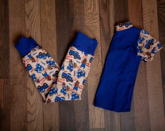 Handgjort pyjamasset med litet blått lastbilsset: Småbarnsstorlek 18-24 M
