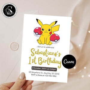 Puede incluir: Una tarjeta de invitación blanca para un cumpleaños con un Pikachu amarillo y Poké Balls rojas y blancas. El texto dorado dice "Sebastians's 1st Birthday", con detalles del evento. El logotipo de Canva es visible.