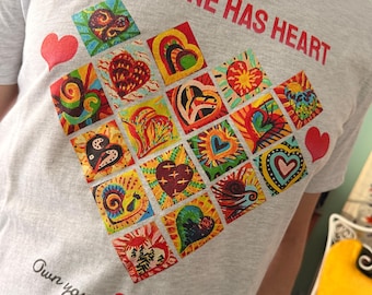Camiseta unisex "Everyone Has Heart" / Mosaico de corazones pintados de colores