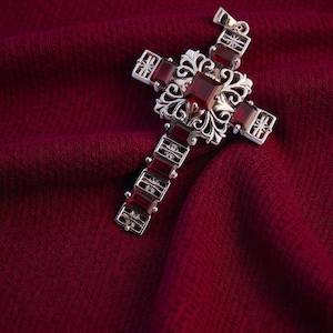 Ciondolo a croce con granato, ciondolo a croce gotica in argento sterling 925 con granato rosso, gioiello con pietra portafortuna di gennaio, ciondolo a croce di grande impatto.