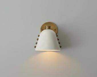 Applique da parete conica in ottone, illuminazione moderna di metà secolo fatta a mano, lampada da parete in ottone rivettata, arredamento per la casa in stile vintage