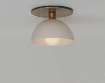 Lampada da soffitto moderna a cupola in ottone e bianco – Lampada minimalista in stile Mid-Century