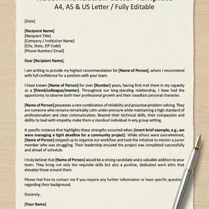 以下が含まれることがあります： 「Recommendation Letter Template」の文字が入ったクリーム色の紙に書かれた推薦状テンプレート。右下に銀色のペンが置かれています。テンプレートは完全に編集可能で、受信者と送信者の情報フィールドが含まれています。サイズはcmです。