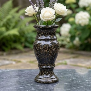 Zwart granieten herdenkingsvaas voor begraafplaats, grafdecoraties voor begraafplaats, natuurlijke grafsteenvaas, Chovnovsky granieten grafbloemenhouder,