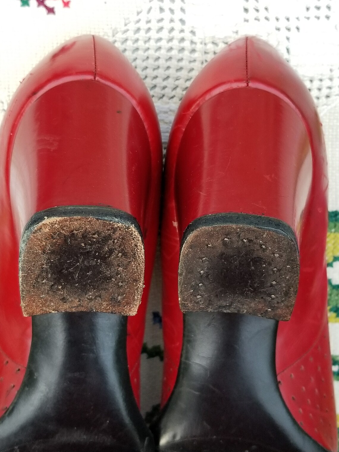 Amazing 1930s FAMOUS BARR empire shoe. perforated red