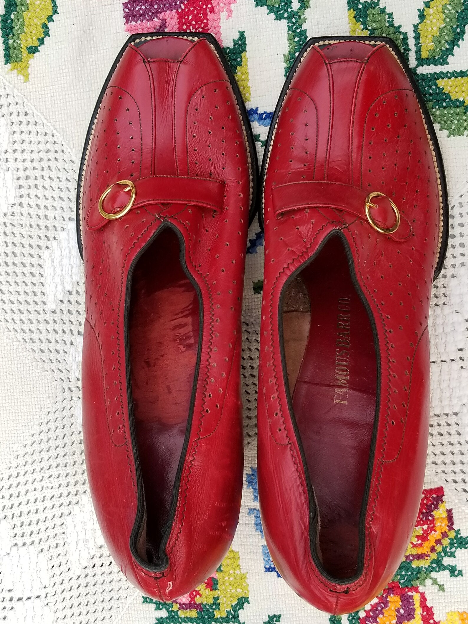 Amazing 1930s FAMOUS BARR empire shoe. perforated red